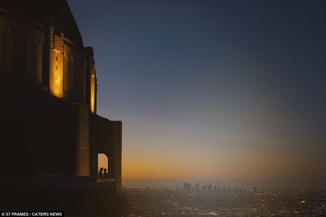 Hình ảnh đẹp như trong phim của một cặp đôi bên thành phố Los Angeles lấp lánh ánh đèn. (Nguồn: Dailymail)