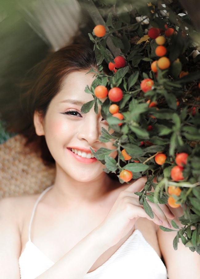Hot girl đón tuổi mới bằng những bộ hình cực sexy - 20
Cô nàng diện áo hai dây, để lộ bờ vai mảnh mai.