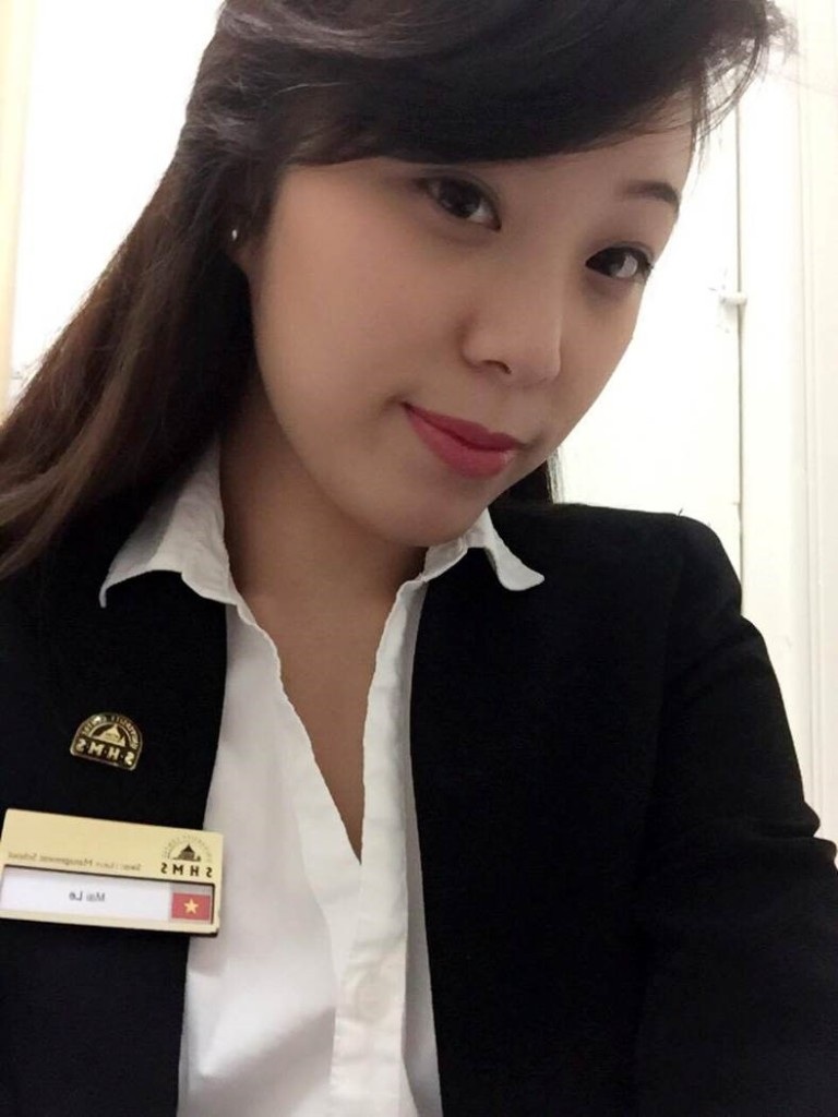 Chia sẻ cựu du học sinh Thụy Sỹ - Từ đam mê đến xây dựng sự nghiệp Quản lý - 2 Chị Mai chia sẻ, kì đầu tiên với sự hỗ trợ nhiệt tình từ phía nhà trường, chị có cơ hội thực tập tại nhà hàng A-Nam Thai, một trong chuỗi nhà hàng lớn ở Geneva - Thụy Sỹ. Ở kì thực tập thứ 2, vì định hướng nghề nghiệp sau này sẽ phát triển ở Việt Nam, nên chị quyết định về thực tập ở vị trí Lễ Tân (Receptionist) của Executive Lounge (Butler) trong gần 4 tháng tại Sheraton Saigon. Trong thời gian đó, chị đã có cơ hội được phục vụ ngài Pranab Mukherjee, tổng thống Ấn Độ. Đấy là một trong những kỉ niệm đáng nhớ nhất của chị trong suốt quá trình thực tập.