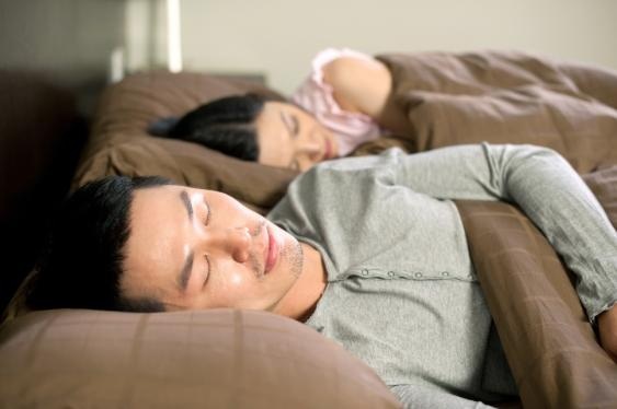 Luôn trong trạng thái mệt mỏi mùa Euro? - 2 Ngoài ra, cơ thể bị tiêu hao năng lượng khi tập trung xem bóng đá nên cần được bù đắp chất dinh dưỡng để duy trì sức đề kháng và chống vi khuẩn xâm nhập. Trong một số trường hợp, Euro là dịp lý tưởng để các fan hâm mộ cùng nhau sử dụng thức uống có hại đến sức khỏe như rượu bia và các thức ăn dầu mỡ, gây khó tiêu và mệt mỏi vào ngày hôm sau.