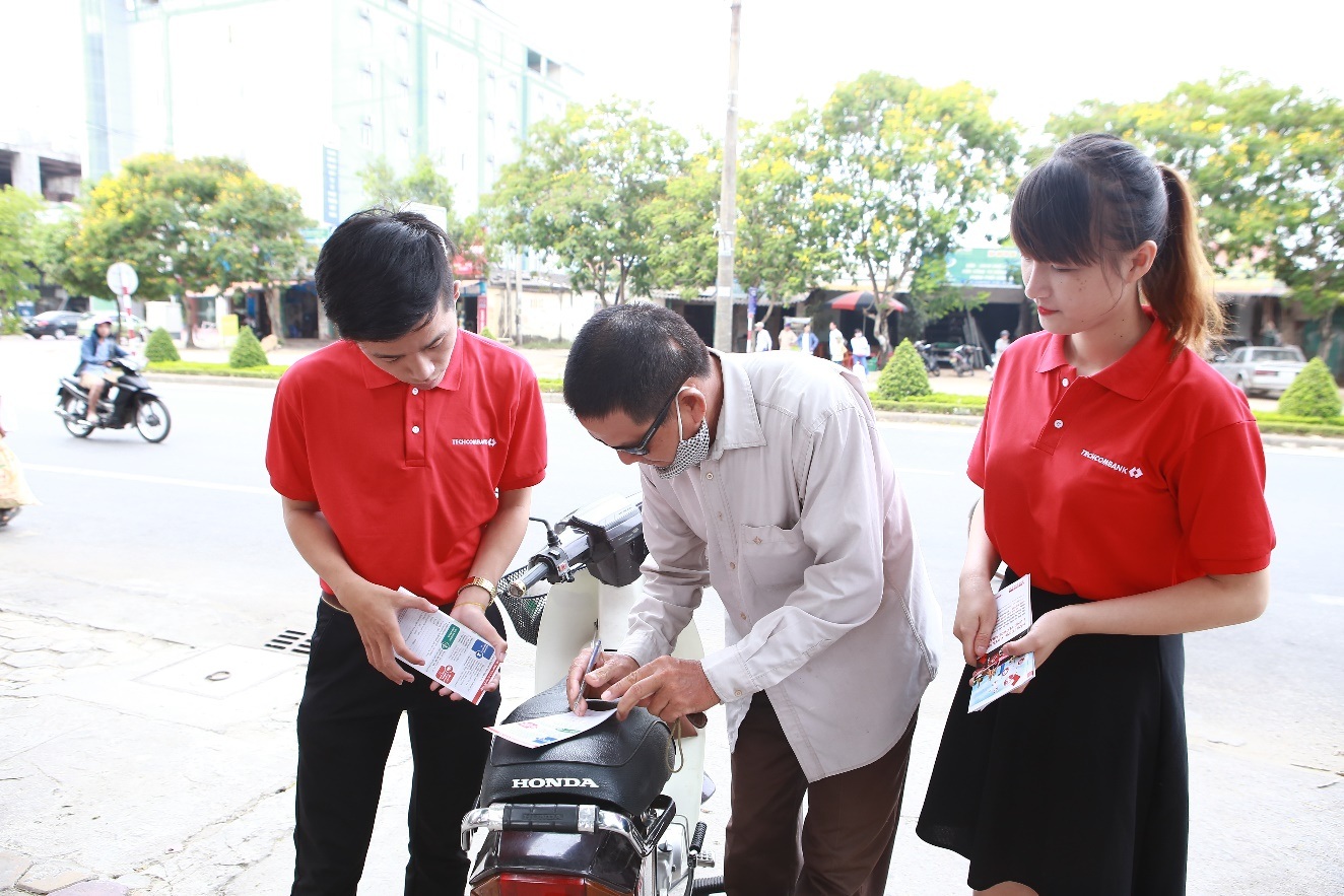 Techcombank mang giải pháp tài chính đến "tận nhà" từng người dân - 2 Techcombank luôn tận tình mang những dịch vụ tốt nhất của mình đến “trao tay” từng khách hàng