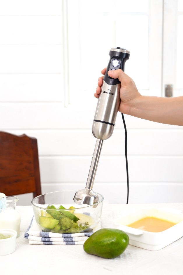 Tiêu chí chọn lựa máy xay cầm tay đa năng - 2 Thiết kế nhỏ gọn, máy xay sinh tố cầm tay đa năng BlueStone có thể xay nhuyễn thực phẩm trực tiếp trong nồi cháo, súp hay ly, cốc,…