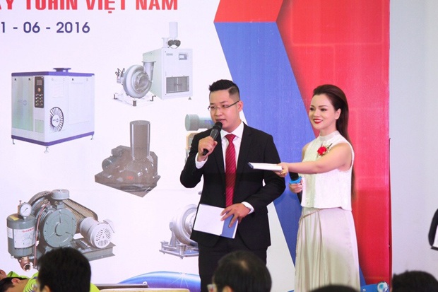 Với lối dẫn chuyên nghiệp, tự tin sở trường, người đẹp đã thu hút thành công sự quan tâm, chú ý của quan khách.