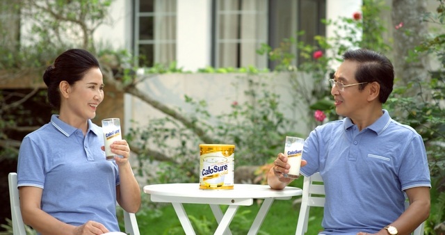 Sữa là 1 thực phẩm bổ dưỡng và ngày càng quen thuộc trong chế độ ăn của người già.