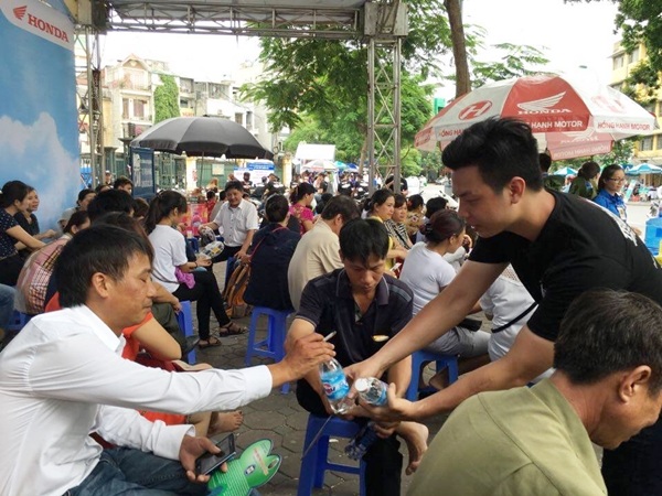 Kỳ thi THPT quốc gia 2016 - phụ huynh không còn vất vả chờ con thi - 2 Các lán chờ với 20 nghìn chai nước mát đến từ nhà tài trợ Miru