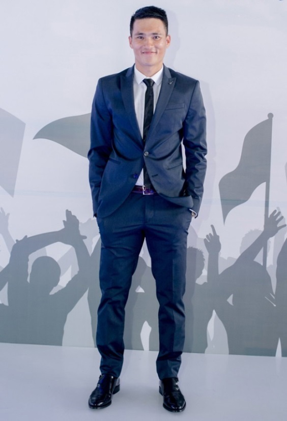 Công Vinh tham gia giao lưu và thể hiện khả năng tâng bóng đỉnh cao của mình.