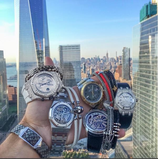 Bộ sưu tập đồng hồ xa xỉ kết hợp cùng những chiếc vòng tay được phối riêng với mỗi chiếc đồng hồ của quý ông.