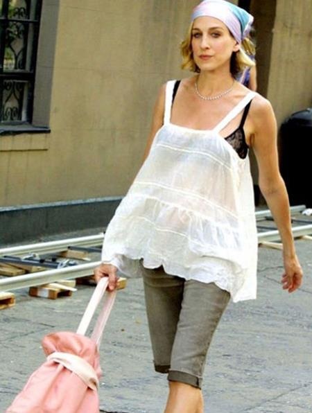 Khi các sao bầu bí vẫn diễn xuất cực “đỉnh” - 2 Sarah Jessica Parker cũng đã có thai trong thời gian quay bộ phim “Sex and the city”. Để gu thời trang của nhân vật trong phim không bị ảnh hưởng, các nhà thiết kế đã phải lựa chọn những bộ cánh vừa rộng rãi vừa cá tính. Mùa thứ năm của bộ phim này cũng được rút ngắn từ 13 tập xuống còn 8 tập.