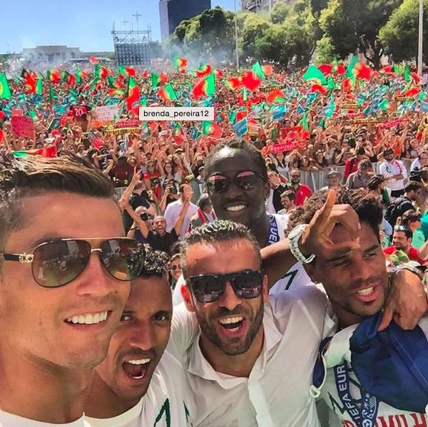 Xem độ "chịu chơi" của Cristiano Ronaldo với hàng hiệu - 2 Đây cũng là chiếc kính được CR7 khá yêu thích khi anh sử dụng tại nhiều sự kiện.