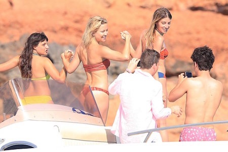Bà mẹ hai con Kate Hudson tự tin diện bikini khiến fan “bỏng mắt” - 2 Bà mẹ hai con cùng bạn bè vừa “quậy” tưng bừng tại Formentera, Tây Ban Nha