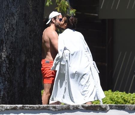 Bồ cũ của Ronaldo diện bikini bốc lửa, tình tứ bên người mới - 2 … tình tứ hôn môi bạn trai Bradley Cooper
