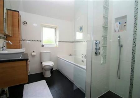 Sophie đã ngồi bệt xuống sàn nhà vệ sinh