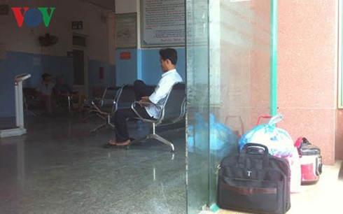 Bệnh viện nợ lương 8 tháng: Hơn 200 y, bác sỹ đình công - 3 Nhiều người không biết thông tin vẫn đến khám và thất vọng.