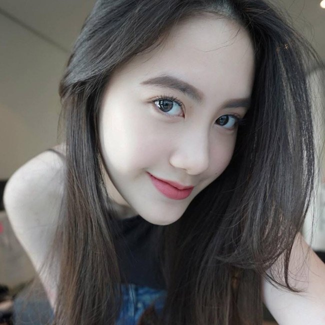 4 “hot girl lai” vừa giàu có, xinh đẹp lại học rất giỏi - 3
Ngay từ khi còn tuổi teen, Mai Chi đã nổi tiếng khắp nước Lào bởi vẻ đẹp đúng chuẩn hot girl: mắt to, da trắng, gương mặt V-line.
