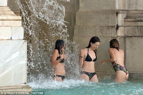 Hai nữ du khách nude đi ăn uống gây sốc - 3
3 cô gái diện bikini tắm trong đài phun nước cổ ở Rome