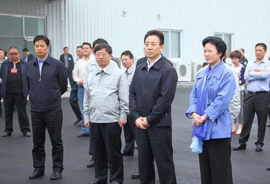 Mất chức vì đưa quan bà bị giam đi chơi, ăn nhậu - 3 Lý Giai (áo xanh) và Ngụy Hồng (thứ 2 từ phải sang)