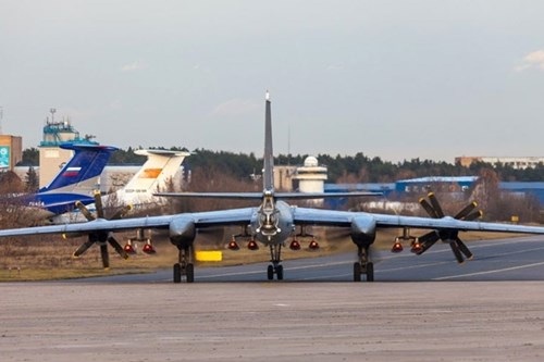 Vì sao Mỹ nể phục máy bay ném bom Tu-160 và Tu-95MS Nga? - 3 Cận cảnh máy bay ném bom Tu-95MS mang 8 quả tên lửa Kh-101