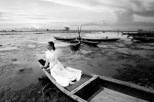 Thu Hoài đẹp "nao lòng" dưới ánh hoàng hôn của phá Tam Giang - 2
Và khi đến với phá Tam Giang, chị thực sự bị mê hoặc bởi vẻ đẹp của nơi đây.