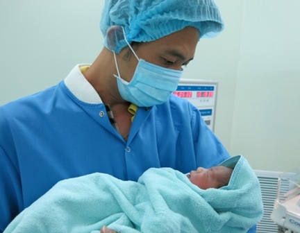 Lần đầu áp dụng phương pháp truyền ối cứu thai nhi sinh non ở miền Bắc - 2 Ngắm nhìn con khỏe mạnh, hồng hào, anh Hưng như quên đi nỗi lo lắng suốt 3 tháng qua khi vợ anh phát hiện bị cạn ối sởm tuần 28.