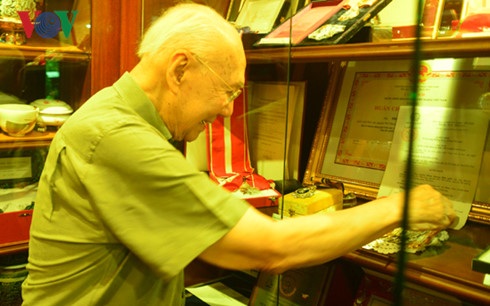 Quan hệ Việt Nam - Thái Lan: Khởi động từ một ly kem - 3 Tấm Huân chương Hữu nghị của Chính phủ Việt Nam trao tặng luôn được ông Bhichai bày trang trọng trong tủ kính.