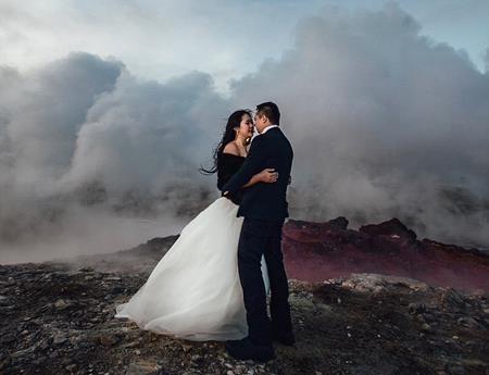 Cặp đôi cùng các nhiếp ảnh gia và quay phim đi máy bay riêng đến Iceland