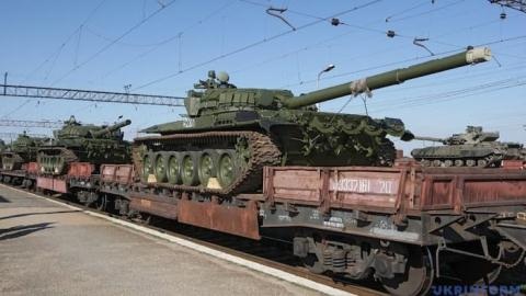 Ukraine - Nga: Dấu hiệu nguy cấp trước cuộc chiến? - 3 Xe tăng hạng nặng của Nga được vận chuyển bằng đường sắt xuất hiện tại miền Đông Ukraine hôm 16/8. Ảnh: Ukrinfom