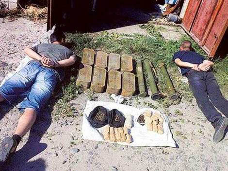 Ukraine – "Siêu thị" vũ khí bất hợp pháp - 3 Hai kẻ bán chất nổ và súng chống tăng bất hợp pháp bị cơ quan an ninh Ukraine bắt giữ.