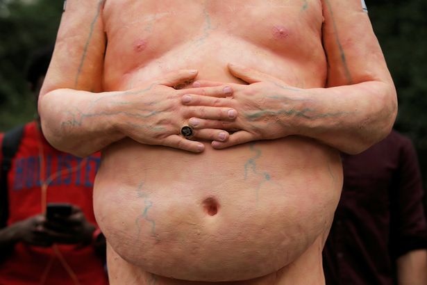 Tượng Trump khỏa thân bí ẩn xuất hiện khắp nơi - 3 Tượng Trump khỏa thân bí ẩn xuất hiện khắp nơi - 3