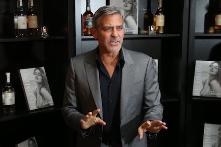 Những ngôi sao cực “mát tay” trong kinh doanh - 2 George Clooney đã cộng tác cùng Rande Gerber, ông xã của Cindy Crawford để tự tạo dựng một đế chế rượu tequila riêng và bắt đầu kinh doanh rất thành công từ năm 2013. Thương hiệu rượu của George Clooney đã giành được huy chương vàng từ nhiều cuộc thi nổi tiếng và được “nữ hoàng truyền thông” Oprah Winfrey vô cùng yêu thích.