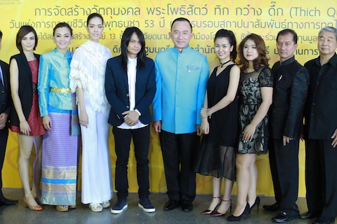 Bộ Phật tích Bồ tát Thích Quảng Đức ra mắt tại Thái Lan - 3 Bộ trưởng Panadda Diskul cùng các ngôi sao của làng văn nghệ Thái Lan như nữ diễn viên điện ảnh nổi tiếng Amarie Jacob, ca sĩ Condy Rakken... Phía Việt Nam có ca sĩ Võ Hạ Trâm (thứ 4 từ phải qua)