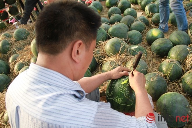 Những nghề kiếm tiền tỉ khó tin ở Hà Nội, Sài Gòn - 3 Nghệ nhân khắc dưa dễ dàng kiếm bạc triệu mỗi ngày.