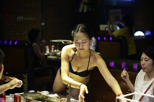 Gái xinh Trung Quốc bị "ném đá" vì mặc bikini phục vụ khách - 3 Gái xinh Trung Quốc bị "ném đá" vì mặc bikini phục vụ khách - 3