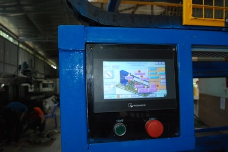 Chế tạo thành công máy hàn bình bảo ôn tự động - 2 Màn hình điều khiển máy tự động.