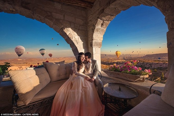 Bức ảnh cưới lãng mạn chụp tại Cappadocia ở Thổ Nhĩ Kỳ với nền là bầu trời xanh với khinh khí cầu đầy màu sắc. (Nguồn: Dailymail)