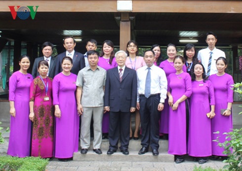 Tổng Bí thư Nguyễn Phú Trọng thắp hương tưởng niệm Bác Hồ - 3 Tổng Bí thư chụp ảnh lưu niệm với cán bộ, nhân viên Khu di tích Chủ tịch Hồ Chí Minh