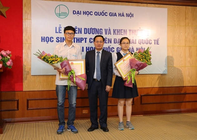 Tuyên dương học sinh đạt thành tích xuất sắc tại cuộc thi quốc tế, khu vực - 2
Phó Giám đốc ĐH QGHN Nguyễn Hữu Đức trao bằng khen cho 2 học sinh đoạt giải tại Kỳ thi Intel ISEF năm 2016