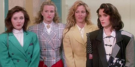 Những bộ phim tuyệt hay nên có trong “hành trang” của tân sinh viên - 2 Với sự tham gia của 3 ngôi sao sáng giá Winona Ryder, Christian Slater và Shannen Doherty, “Heathers” đã tái hiện thành công cuộc sống của những cô cậu học sinh trung học đang ở tuổi vị thành niên với nhiều tâm sinh lý xáo trộn đến rối bời. Bộ phim được giới phê bình đánh giá cao và từng được tờ Entertainment Weekly xếp thứ 5 trong danh sách 50 bộ phim hay nhất về đề tài trường học. Ít ai biết rằng, chính “Heathers” là tác phẩm đã truyền cảm hứng cho biên kịch Tina Fey viết nên tác phẩm “Mean girls”, một bộ phim khác về đề tài học đường cũng gặt hái được nhiều thành công rực rỡ.