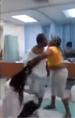 Được vợ và bồ cùng vào bệnh viện thăm hỏi và cái kết "khủng khiếp" - 3
Màn đánh ghen gay cấn kéo dài khoảng 2 phút