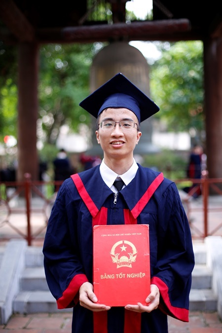 Chuyện chàng thủ khoa Học viện An ninh được phong hàm vượt cấp - 2
Trung úy, thủ khoa Lê Minh Phương trong ngày nhận bằng tốt nghiệp