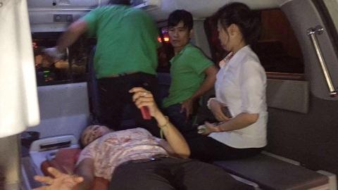 Một người Việt bị thương trong vụ nổ tại Campuchia - 3 Một người phụ nữ được đưa lên xe cứu thương. Ảnh: Strait Times