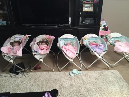 Trung bình mỗi ngày, 5 đứa trẻ tiêu thụ hết 60 chai sữa và 40 chiếc tã