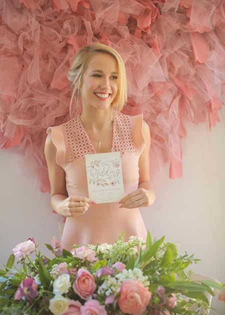 Hai ngôi sao phim “Pitch perfect” bất ngờ kết hôn ngoài đời thực - 2 Cô dâu Anna Camp vô cùng hạnh phúc trong ngày trọng đại