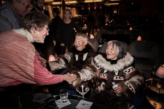 Với không có địa điểm ở làng Ulukhaktok đủ lớn cho 1.700 khách du lịch nên các thành viên của làng đã lên tàu Serenity để chào đón hành khách bằng những điệu nhảy truyền thống của dân tộc mình