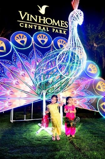 Với gia đình chị Linh Hương thì Trung thu không chỉ là dịp tham gia một ngày Tết cổ truyền của dân tộc, đó còn là dịp cả gia đình cùng được tận hưởng một ngày thư giãn tại một không gian xanh, trong lành, rộng thoáng. Cả gia đình đã sắp xếp để đến đây từ chiều vui chơi mặc dù thời tiết có mưa một chút.