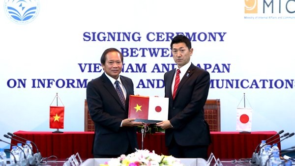 Đề xuất Nhật Bản hỗ trợ Việt Nam về An toàn thông tin - 3
Bộ trưởng Trương Minh Tuấn và Thứ trưởng Jiro Akama đã chứng kiến lễ trao và ký kết nhiều thỏa thuận hợp tác quan trọng.