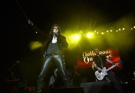 Ly dị vợ, Johnny Depp càng phấn khởi đi tour - 2 Alice Cooper cho biết Johnny Depp luôn rất chuyên nghiệp khi trình diễn
