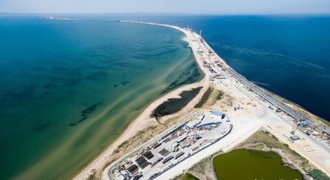 Ukraine chống Nga nhưng Moscow sẽ luôn thiện chí - 3 Cây cầy bắc qua eo biển Kerch nối giữa đất liền Nga và bán đảo Crimea.