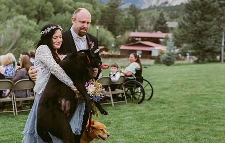 Việc vừa đi vừa ôm thú cưng khiến Katie gặp nhiều khó khăn