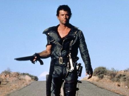 Nếu phần phim đầu tiên của “Mad Max” đã giới thiệu một thế giới hậu khải huyền đầy bạo lực, hỗn loạn thì tới phần hai, đạo diễn George Miller không chỉ duy trì được chất liệu tưởng tượng tuyệt vời mà còn mang đến những thước phim vừa giật gân vừa cảm động, với nhiều cung bậc cảm xúc được đan cài nhuần nhị mà vẫn không thiếu đi phần kịch tính.