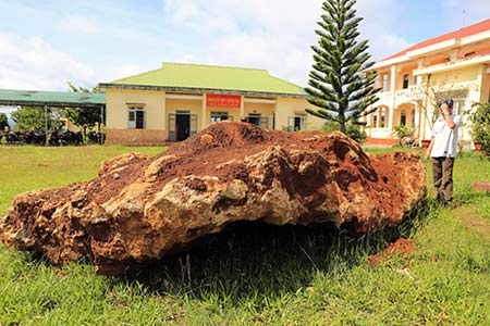Đào rẫy cà phê, được khối đá quý 20 tấn giá chục tỷ - 3 Tảng đá lạ 20 tấn ở Lâm Đồng